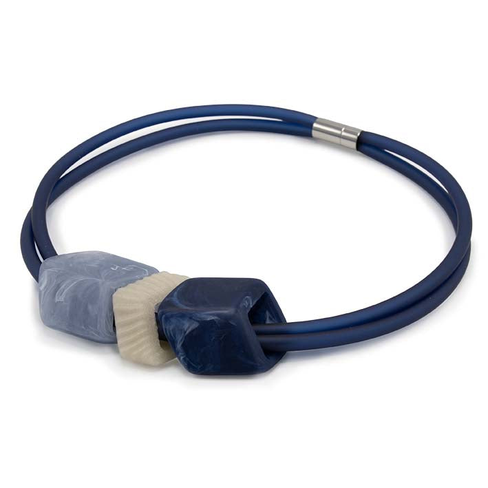 Zijaanzicht Cube ketting Blue Point met blauwe Cubes en crème spacer van Fates