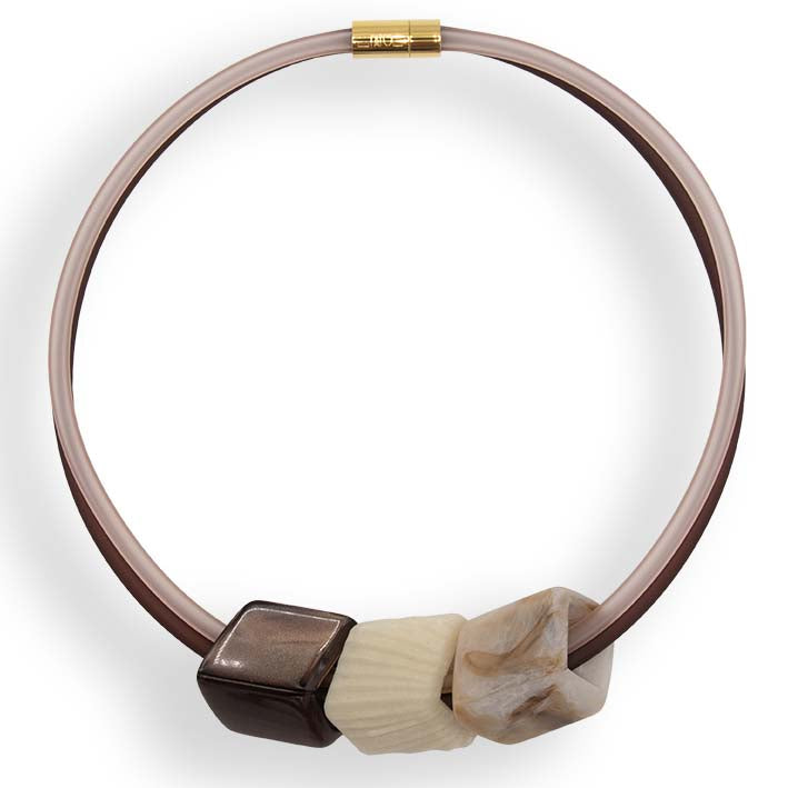Cube ketting Whitstable in champagne en bruin rubber – Fates sieraden