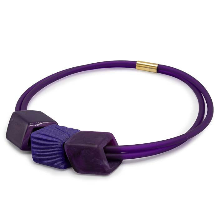Zijaanzicht Cube ketting Deep Purple Twilight met diep paarse Cubes van Fates