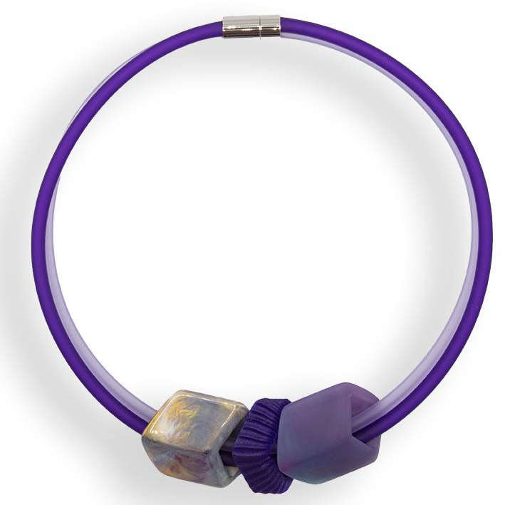 Cube ketting Petit Fleur in paars en lavendel rubber met Purple Rays spacer, Fates