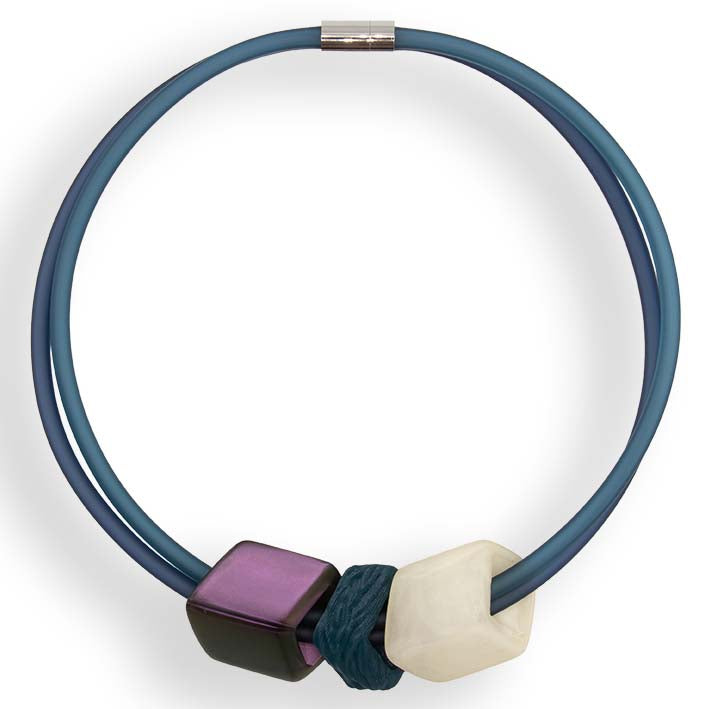 Cube ketting Petit Flow in petrol rubber met teal spacer, Fates sieraden