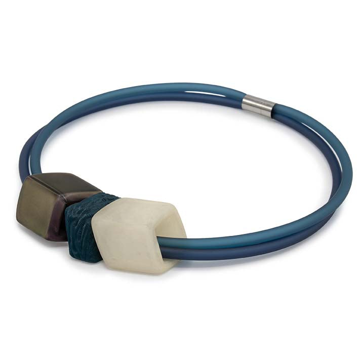 Zijaanzicht Cube ketting Petit Flow met parelzwarte en champagne Cubes, Fates