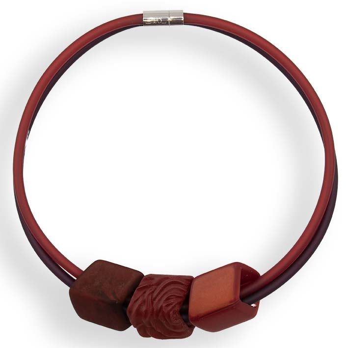 Vooraanzicht Cube ketting Mister Lincoln met wijnrode Cubes en roos, Fates