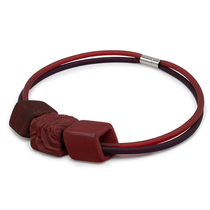 Cube ketting Mister Lincoln in rood en bordeaux rubber met Red Rose Cube, Fates