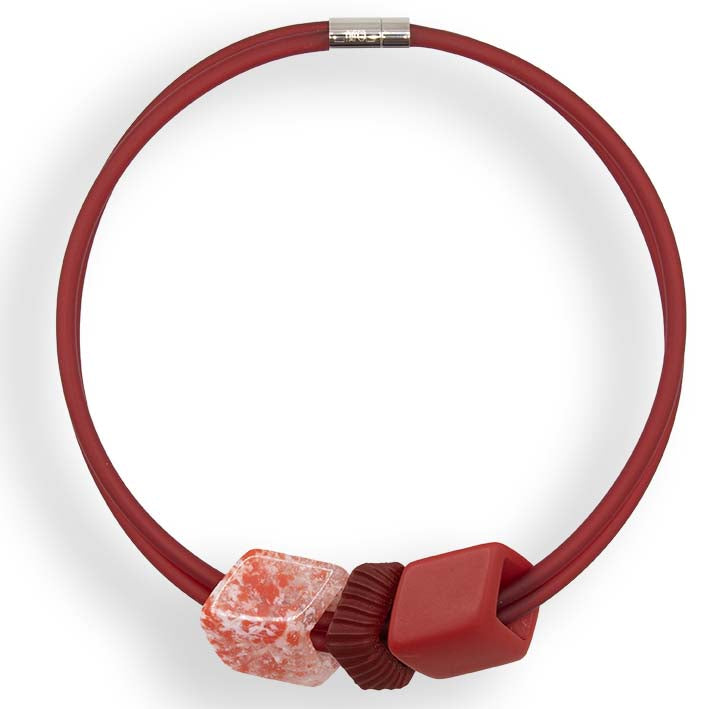 Vooraanzicht Cube ketting Modern Red met rode confetti Cubes en Rays spacer, Fates