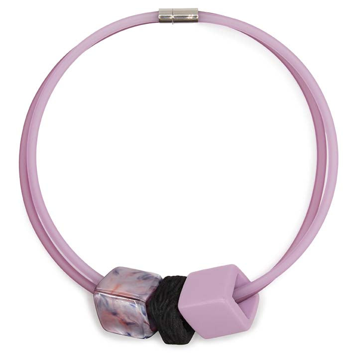 Cube ketting Mauve Noir in roze rubber met zwarte BIO ebbenhout spacer, Fates
