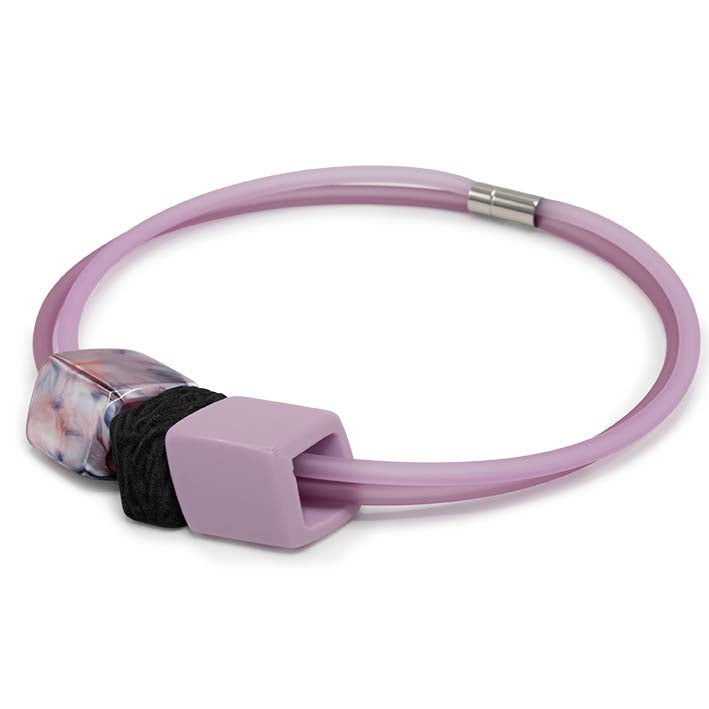 Zijaanzicht Cube ketting Mauve Noir met roze en lila Cubes van Fates