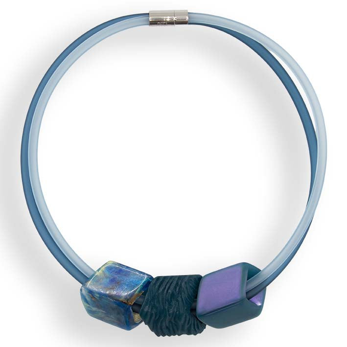 Cube ketting Water Flow in aqua en petrol rubber met Teal Tree Bark Cube, Fates