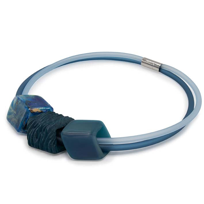 Zijaanzicht Cube ketting Water Flow met teal en petrol Cubes van Fates