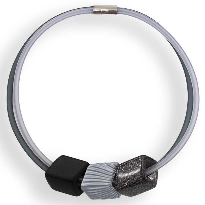Cube ketting Argent Beam in grijs rubber met zwarte en zilveren Cubes, Fates
