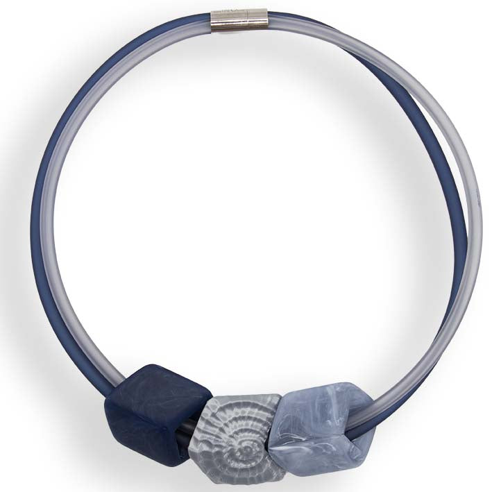 Cube ketting Sterling Fossil in blauw rubber met zilveren Fossil Cube, Fates sieraden