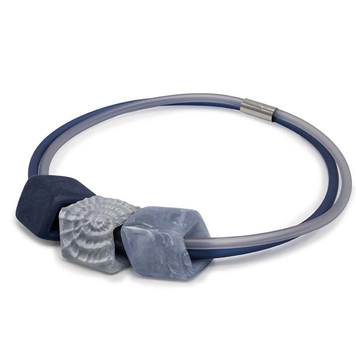 Zijaanzicht Cube ketting Sterling Fossil met blauwe Cubes en zilveren Fossil, Fates