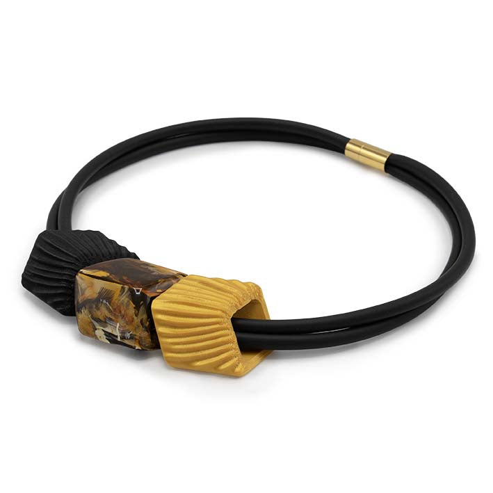 Zijaanzicht Cube ketting Tiger Rays met zwarte en gouden Rays Cubes van Fates