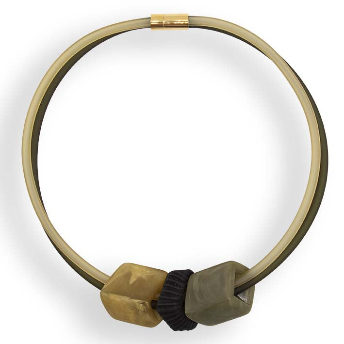 Cube ketting Terra Olive in mosterd en olijf rubber met zwarte BIO spacer, Fates