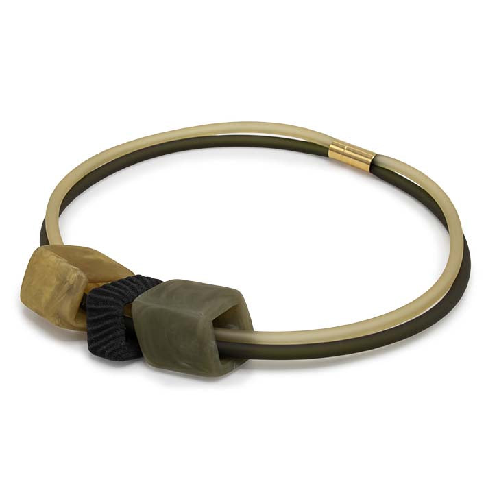 Zijaanzicht Cube ketting Terra Olive met mosterd en olijf Cubes van Fates