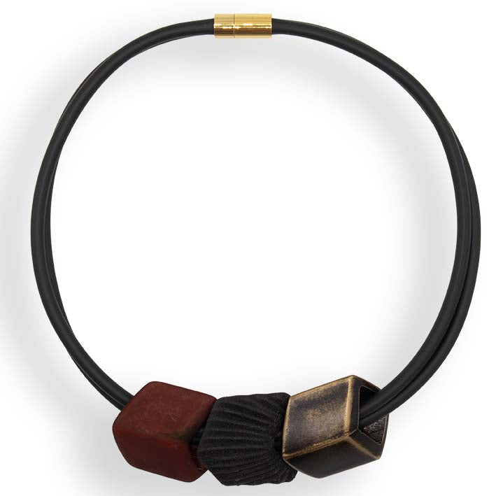 Cube ketting Industrial Burgundy in wijnrood en zwart met messing en BIO Cube, Fates