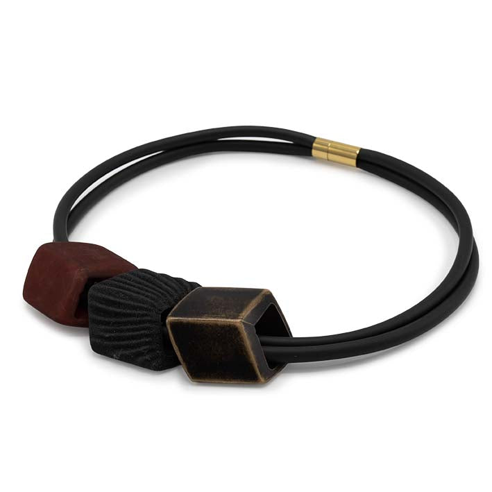 Zijaanzicht Cube ketting Industrial Burgundy met wijnrode en messing Cubes, Fates