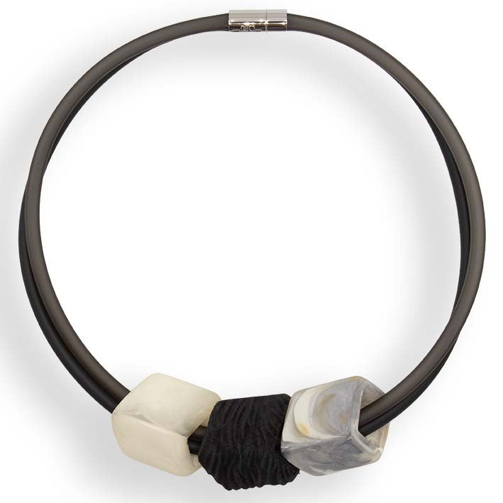 Cube ketting Stream of Shades in grijs en zwart rubber met BIO ebbenhout Cube, Fates