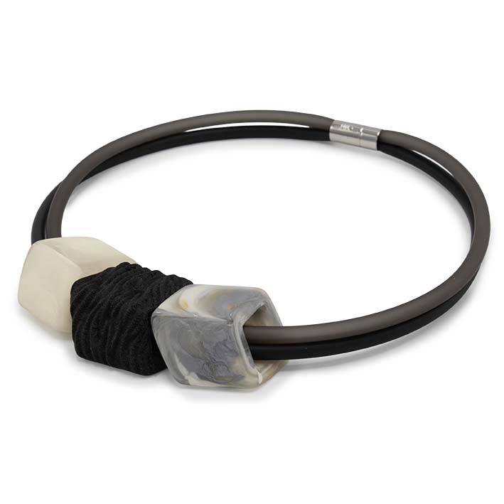 Zijaanzicht Cube ketting Stream of Shades met champagne, grijze en zwarte Cubes