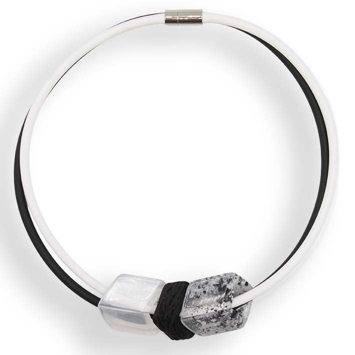 Cube ketting Orka in wit en zwart rubber met BIO ebbenhout spacer, Fates sieraden