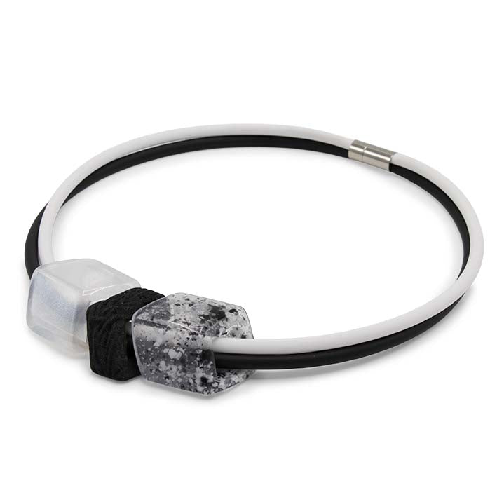 Zijaanzicht Cube ketting Orka in zwart wit met confetti Cube van Fates