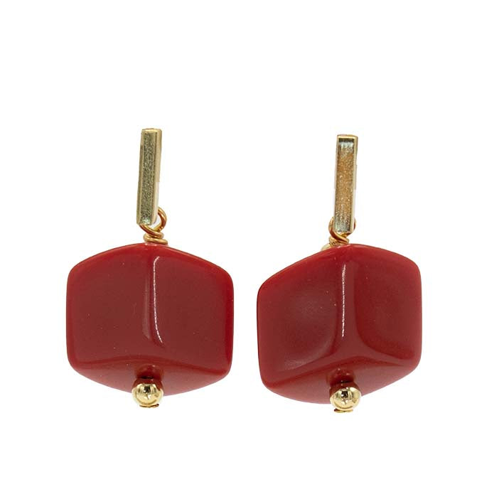 Cube oorbellen Scarlet Red van resin, staand gefotografeerd met goudkleurige stud.